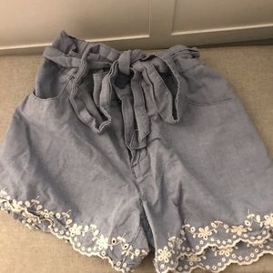 Loose jean shorts with pattern